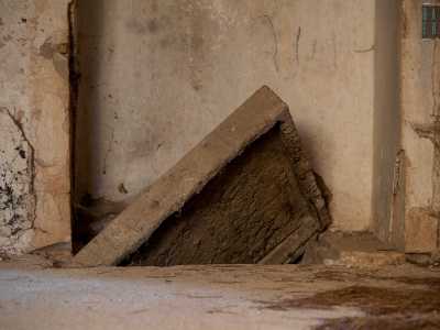 Infine ci ritroviamo davanti a un grande botola in pietra semi aperta...